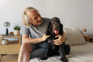Perro mayor en compañía de su papá humano - Guardería para perros en Panamá