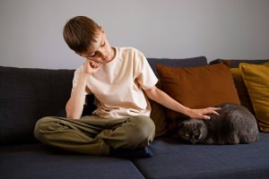 niño con una de sus mascotas en panamá (un gato) tratando de descubrir qué hacer cuando esta tiene síntomas de estrés.
